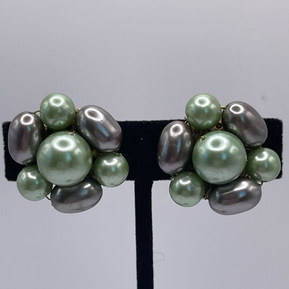 Vintage Shades of Green Acrylic Beaded Clip On Earrings 1950’s signed Japan - Picture 3 of 7